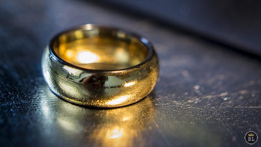 Ash and Ember Gold Curved Size 8 (2 Rings) by Zach Heath - Trick alternate view - Wizard Magic Shop